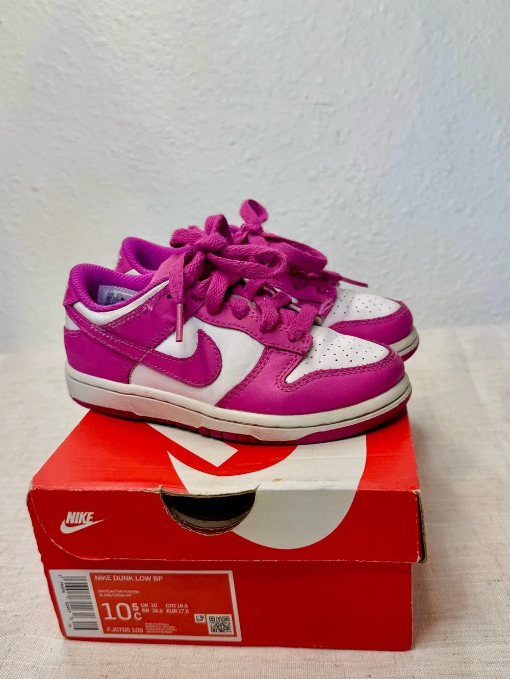 Nike Kids Low-Top Sneakers in Bright Magenta and White